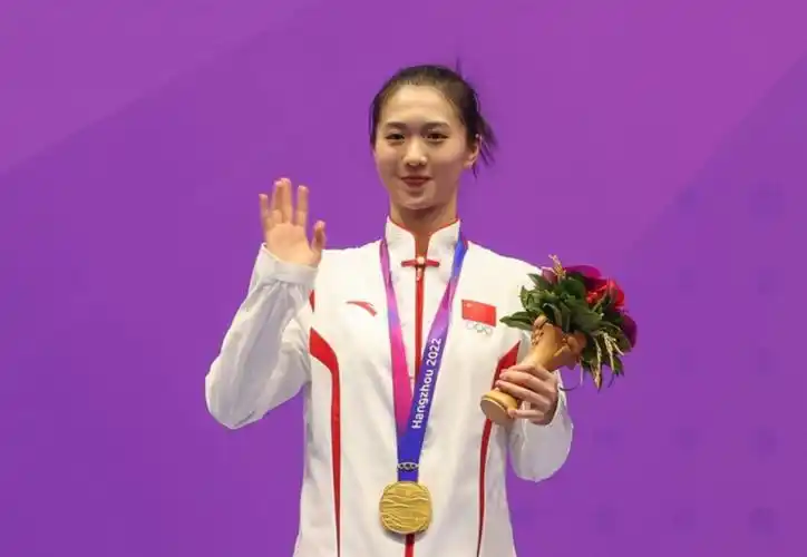 武术00后美女童心亚运破圈,剑气袭人的冷艳之美-腾讯新闻