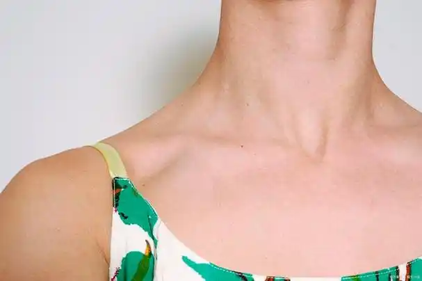 锁骨女孩:突显个性的时尚潮流与身体健康的代表