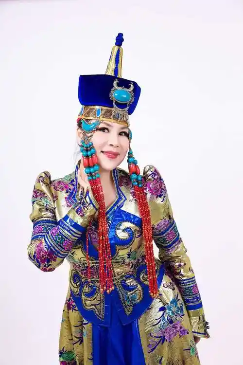 蒙古族,内蒙古呼和浩特人,中国内地女歌手,总参谋部军旅歌手,先后于 a