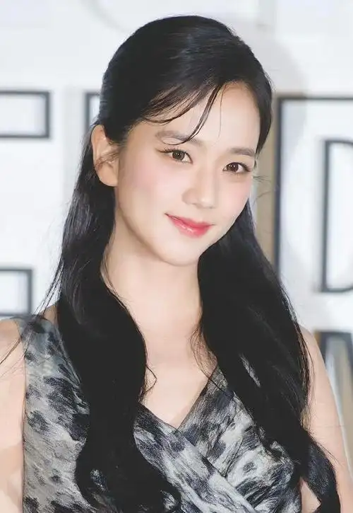 金智秀西装黑长直造型