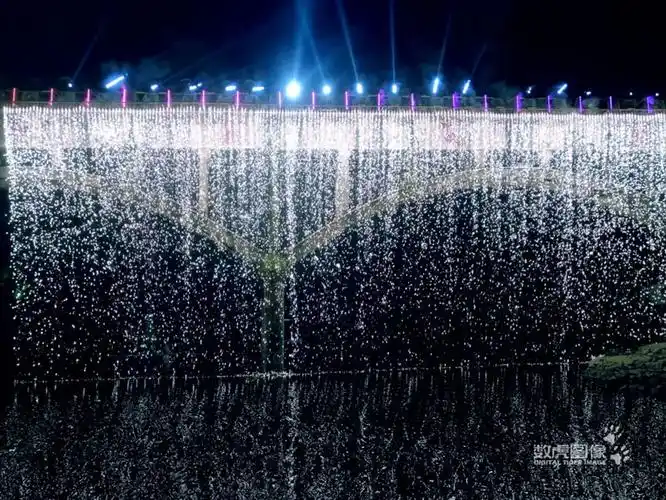 瀑布烟花装置让拱形桥梁落下巨大倾泻的灯光烟花,像是高山瀑布飞