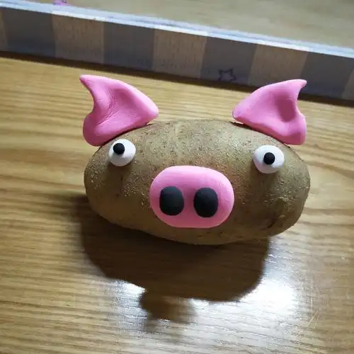 我们用番薯,玉米,土豆,芋艿以及辅助材料牙签和黏土在认真制作呢!