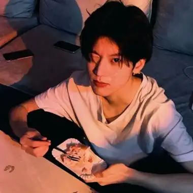 高清帅气的头像文艺复古风男生图片