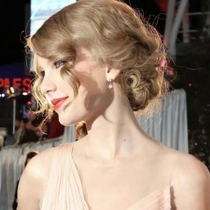 霉霉颜值巅峰期真的美爆了 太爱啦 金发碧眼 皮肤白嫩 身材姣好