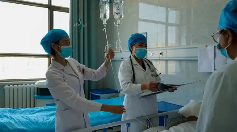 8月19日,尉犁县人民医院内一科医生正在查房.王雪 摄