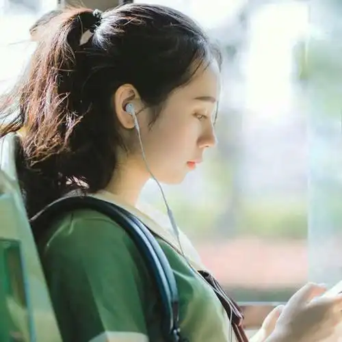 戴耳机侧脸女生头像图片