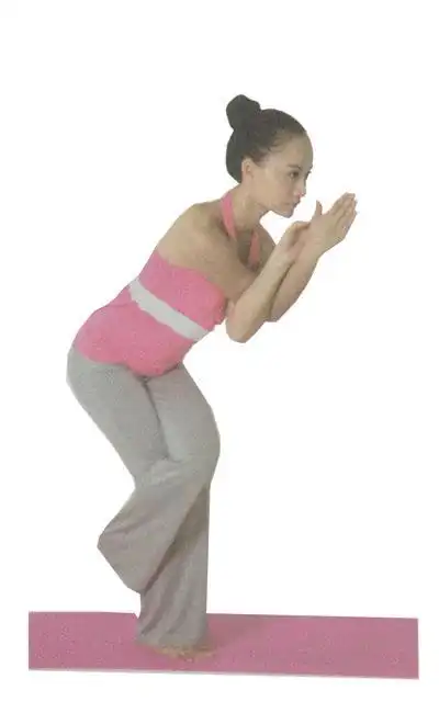 手臂姿势不变,右腿跨过左腿,右脚脚趾勾住左脚脚踝内侧的上方部位,双