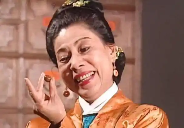 裘千尺是金庸笔下的一个命运多舛的女性角色,她曾是铁掌帮的千金小姐