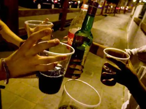 冬季,大家喝酒之余,人们常有的业余活动是看球赛和斗牛,早上起来是看