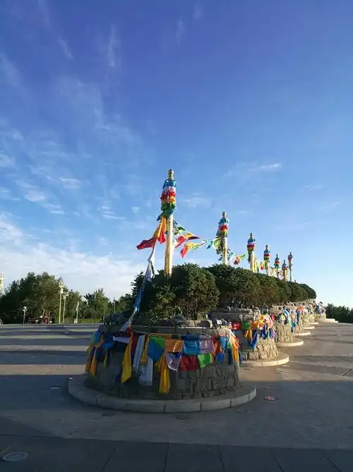 先生家是锡林浩特的,几乎每次来贝子庙这里,他都要带着孩子去敖包山看