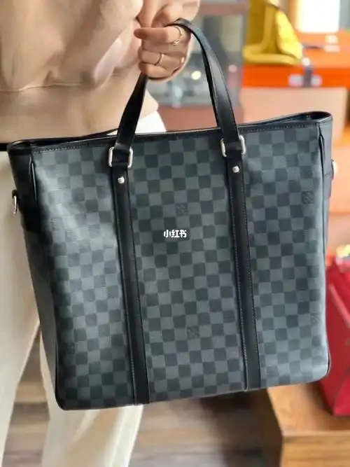 lv男士棋盘格手提包斜挎包搁置品小千