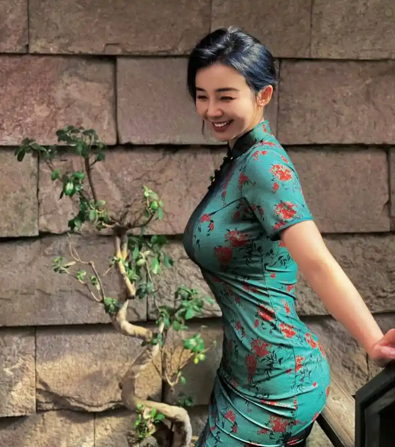 28岁张曼源美国晒照体重150斤仍性感不愧被称为中国卡戴珊