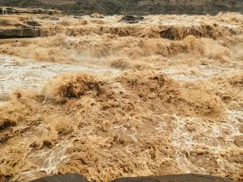 汹涌澎湃的黄河壶口