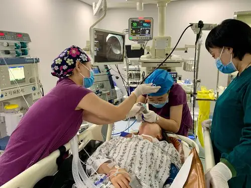 麻醉医生与麻醉护士为患者进行气管插管