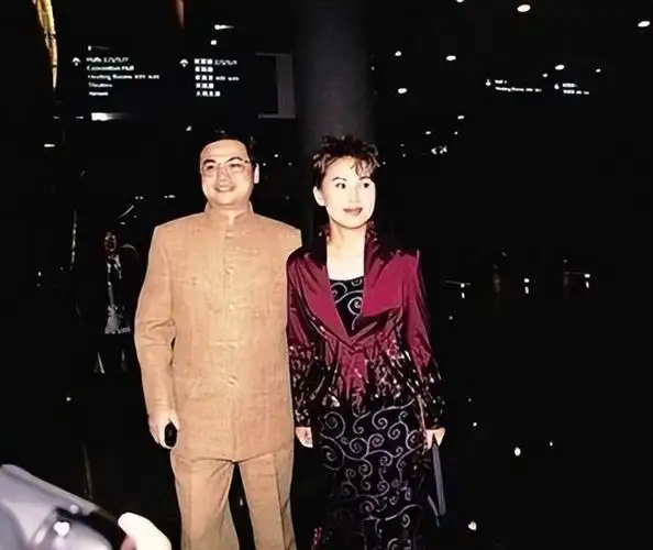 在片场频繁的交流与合作中,林国雄的细心与关怀使得陈秀雯逐渐对他