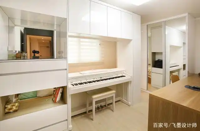 这面钢琴柜相当于一个隔断墙,对面是床铺.