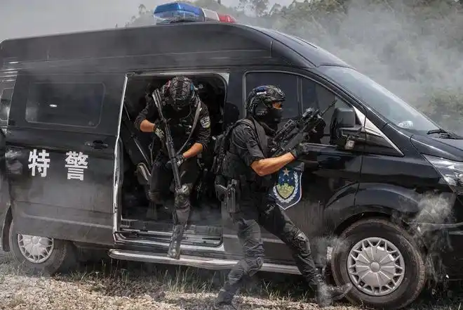 解读重庆特警训练照片武器装备精良训练标准与先进水平看齐