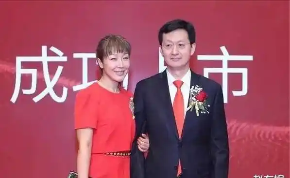 然而事与愿违,其实我们上文中提到,他们相遇时吴飞舟还有着前妻生下的