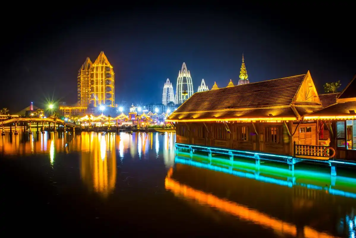 西双版纳景洪告庄的迷人夜色 转载自百家号作者:蓝田摄世界