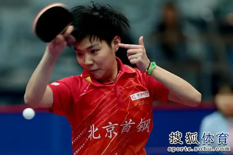 高清:乒超齐鲁交通3:0北京首钢 孙晨奋力回球