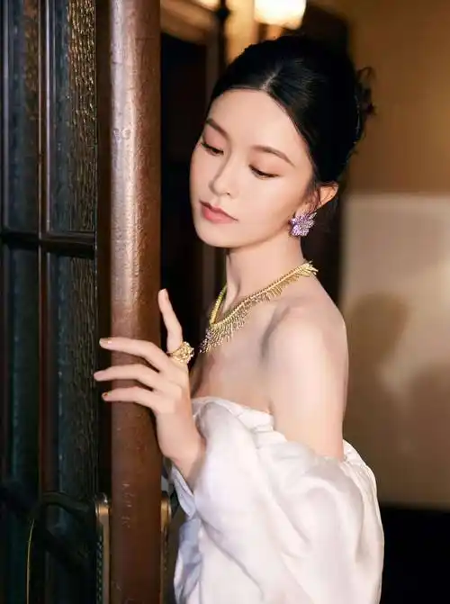 随着文咏珊越来越红,她的黑料也越来越多了,最过分的就是她称"汶川