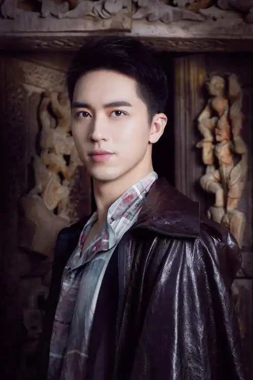 简介:许魏洲休闲帅气写真图片,分享一组许魏洲图片给大家,图中的明星