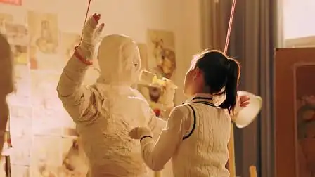 女孩全身涂满石膏当模特,结果被闺蜜忘在脑后,把自己活活闷死