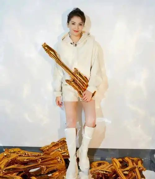 内八字,罗圈腿,像鸭子,这9位明星的走路姿势,笑死我了_刘涛_杨幂_景甜