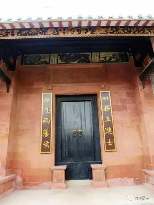 宗祠大门两旁的对联气势磅礴,向后人展示其家族的声威显赫