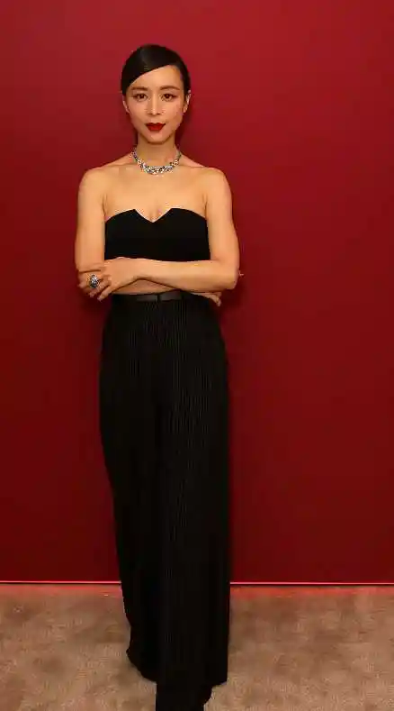 组图:"世姐"张梓琳深v性感出席活动