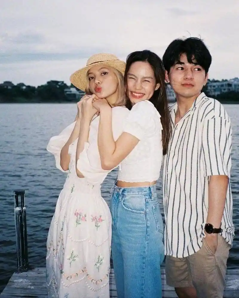 lisa春游野餐照释出,白色小花泡泡裙搭配着度假草帽,少女感扑面而来