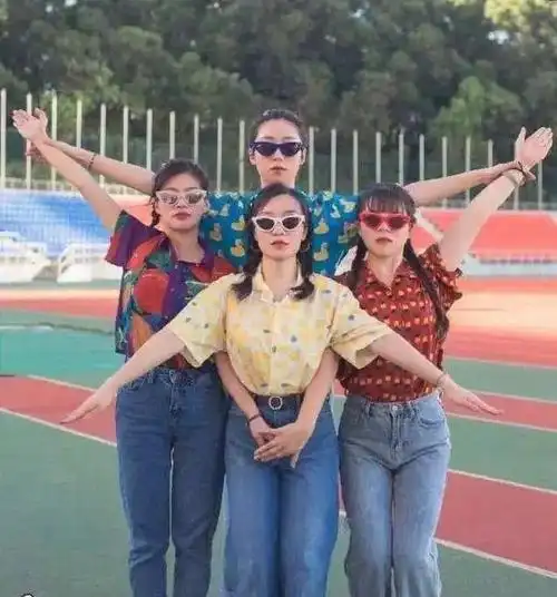 我们也会拥有一些合照简单的小造型让团队更加紧密用简单的造型创造快