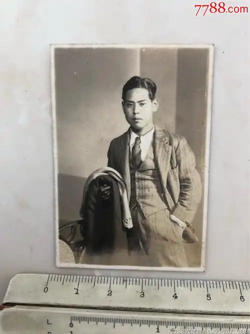 民国时期西装男子原版老照片