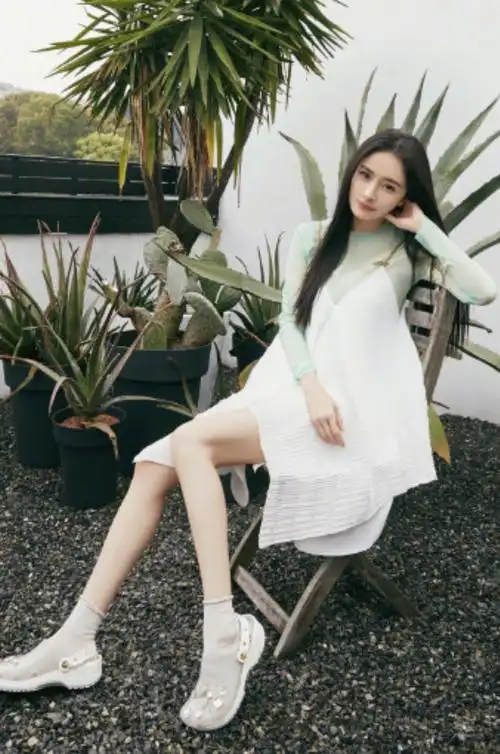 杨幂解锁美腿穿搭秘籍,"骑行裤"再获青睐?活力夏日光彩!