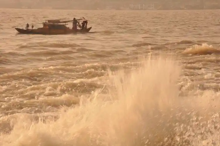 "滚滚长江东逝水,浪花淘尽英雄.是非成败转头空.