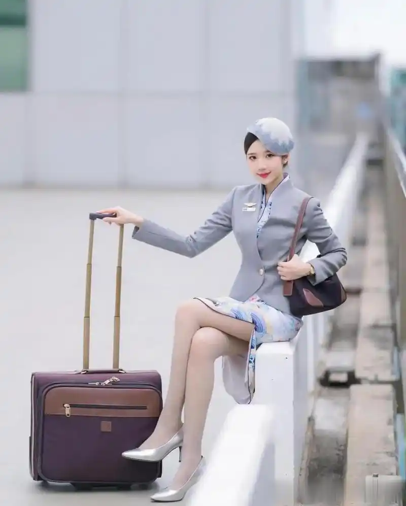 机场有空姐在拍照,不得不说,海航的这一套制服,到现在,依然是空乘制服