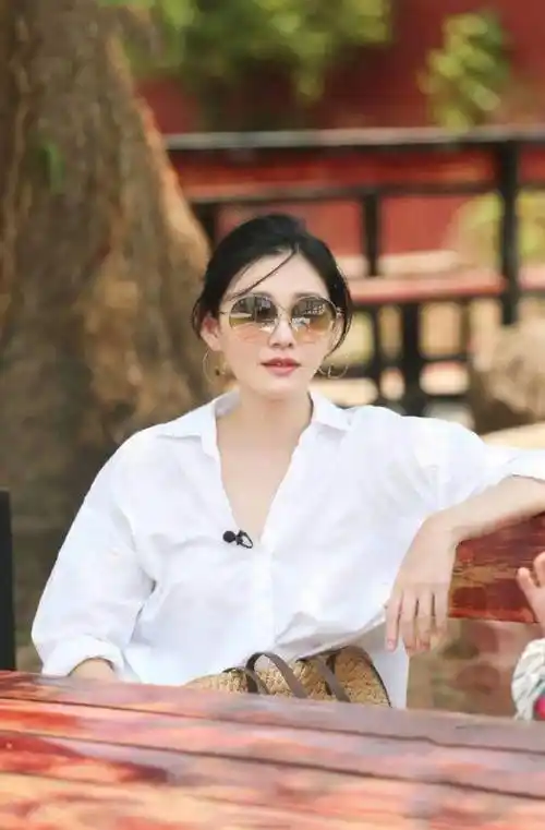 45岁大s状态真好,穿印花衬衫扎高马尾,看上去温柔又减龄