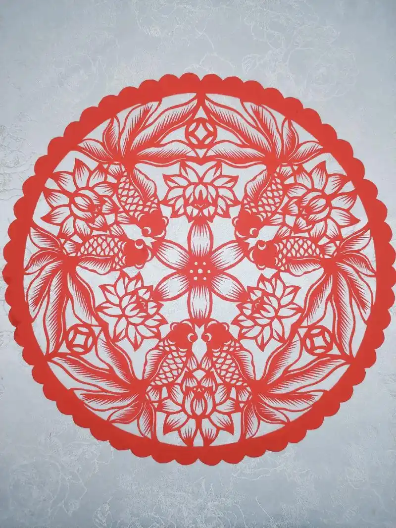 手工剪纸.鱼尾巴飘起来了,进步了,耶!美好的夏天,美好的爱情 - 抖音