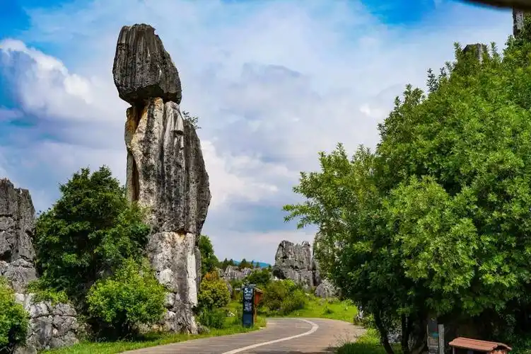 还有一尊石头就像一个妇女在等待归家的丈夫.所以叫"望夫石".