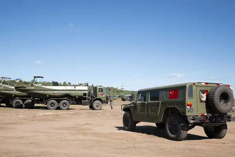 解放军架桥重型装备体型巨大