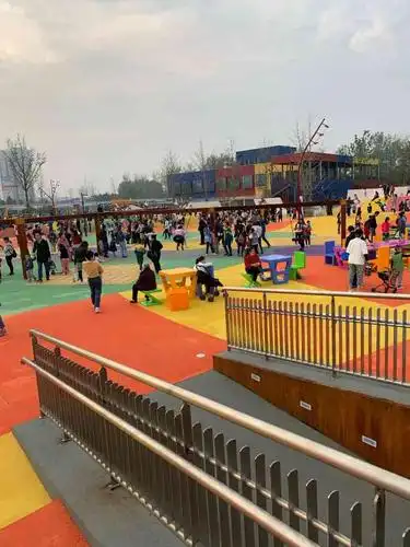 济宁市儿童公园-"济宁火车站南边,新开的一家儿童公园,十月.