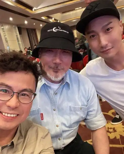 港台演员父子对比,曾志伟儿子是著名大导演,甄子丹父子如出一辙
