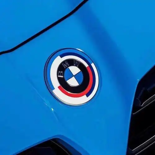 宝马50周年盖标设计感十足