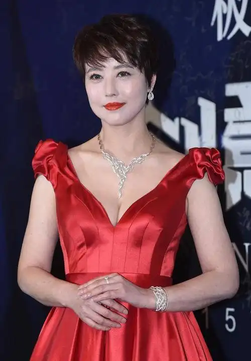 女魔头周海媚50岁晒透视装面部僵硬引质疑感情成谜