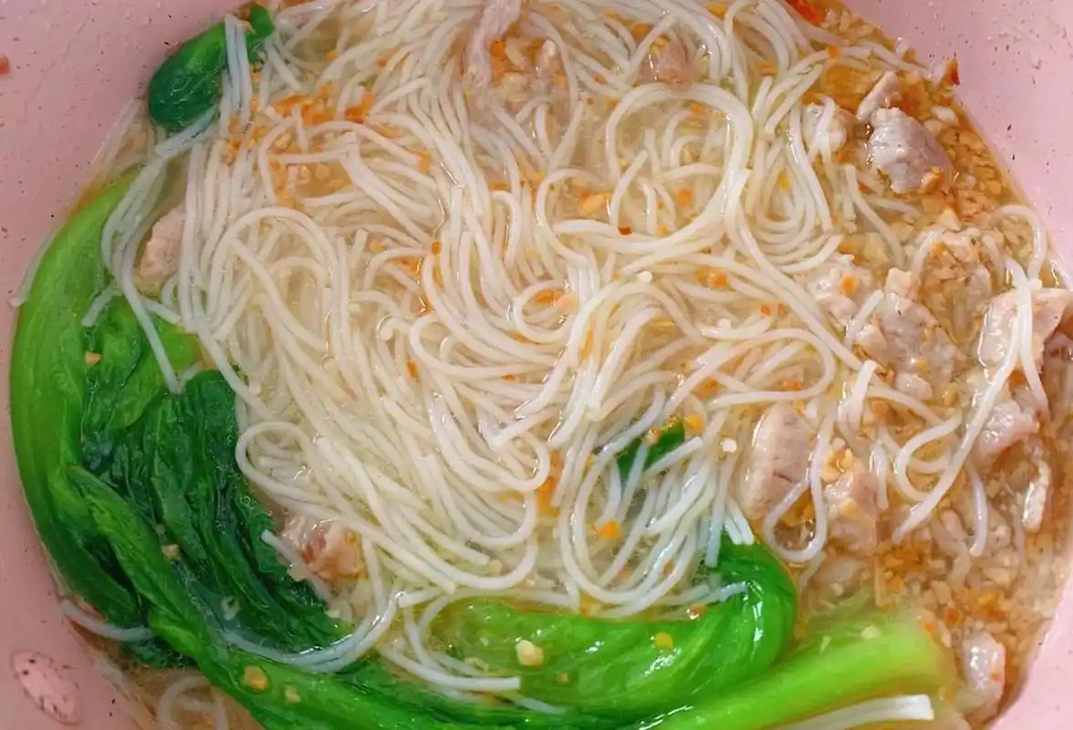 潮汕瘦肉汤米粉[鸡蛋]晚饭的时候留了点瘦肉出来 想着今晚饿了就煮个