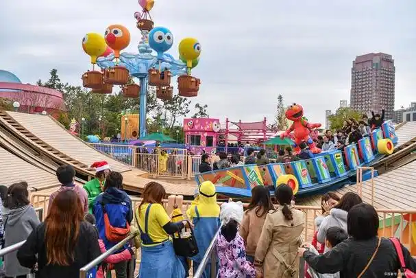 丈夫告诉我最近在出差,可我却在游乐场的宣传视频上看见他出轨