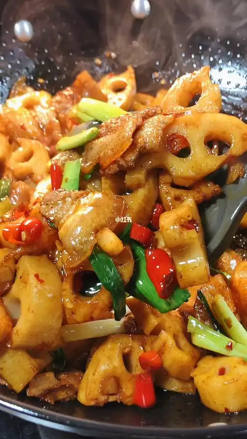 五花肉炒莲藕香辣脆脆爽开胃又下饭莲藕炒肉片藕更多好吃的厨艺薯条小