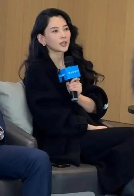 章子怡要气哭了吧,才离婚半年,汪峰又"勾搭"上小21岁新女友