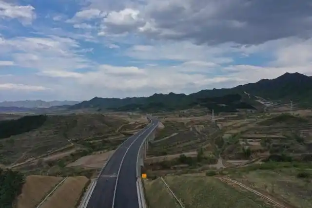 剧透!来看看完成主线上面层摊铺的延崇高速赤城支线什么样