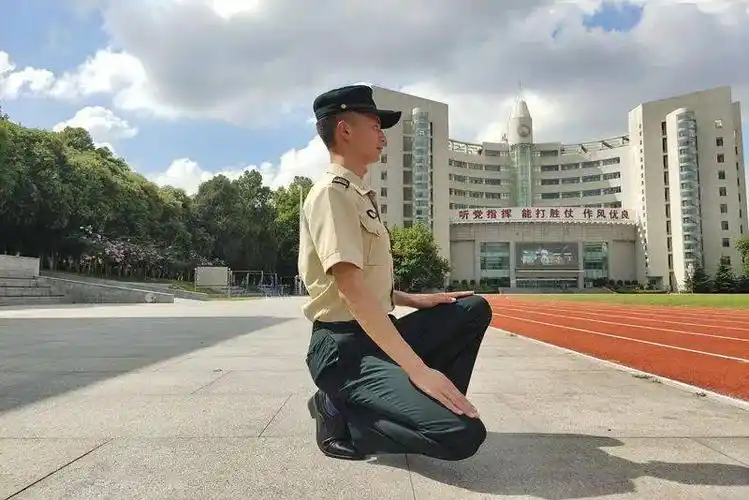 (一)蹲下要领:右脚后退半步,前脚掌着地,臀部坐在右脚跟上(膝盖不着地